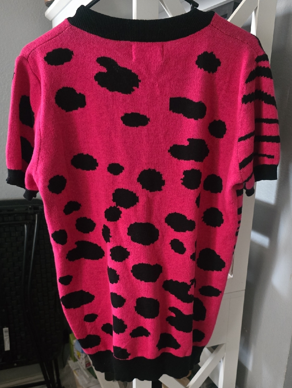 OXKNIT Vintage Style Hot Pink & Black Animal Print V-Neck Short Sleeve Sweater - Picture 3 of 4